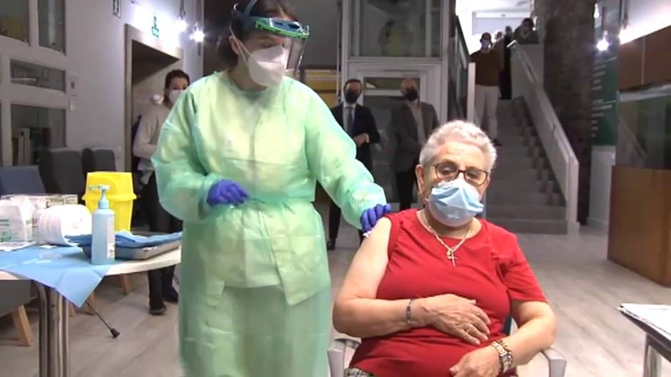 La primera vacunada en Galicia: "Les recomiendo a todos que se la pongan"