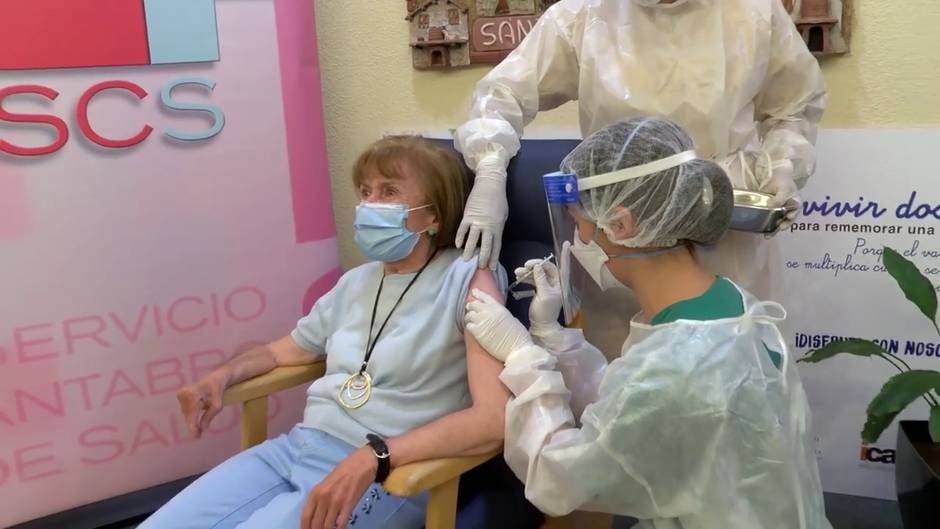 María Dolores Luzuriaga, de 72 años, primera cántabra en recibir la vacuna