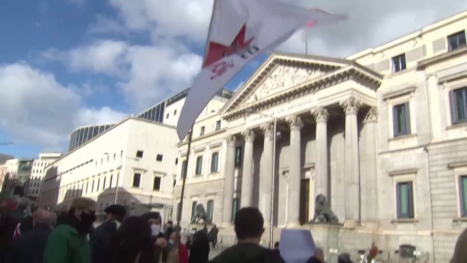 Protesta de pensionistas frente al Congreso contra la privatización de pensiones