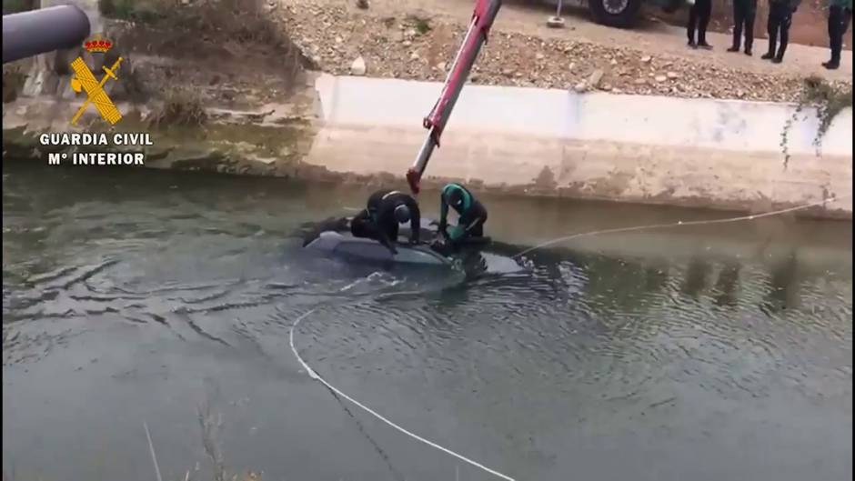 Guardia Civil recupera en el fondo del Canal de Lodosa un vehículo sustraído