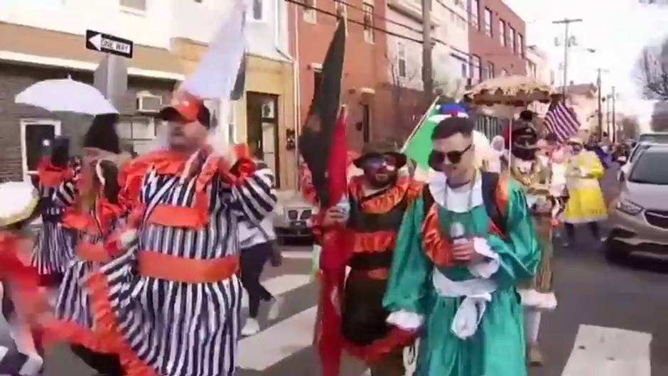 Ciudadanos disfrazados protestan por la cancelación del desfile de Año Nuevo en Filadelfia