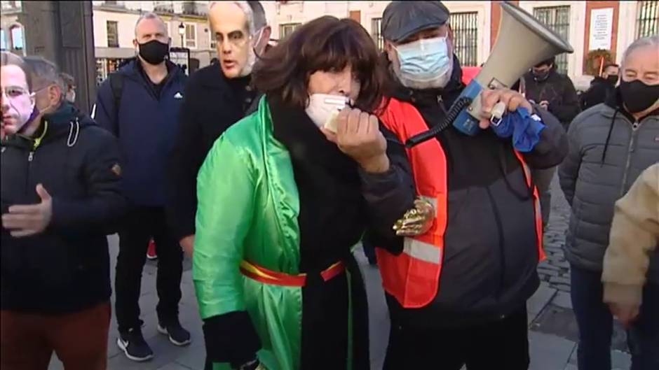 Sanitarios se concentran frente a la Puerta del Sol bajo el lema "Ayuso y los 40 ladrones"