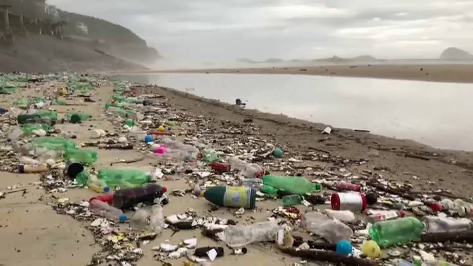 Una ola de basura inunda una playa virgen en Brasil