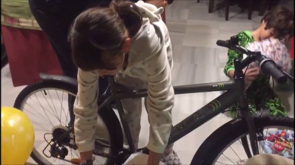 Una familia gaditana abre los regalos de los Reyes Magos