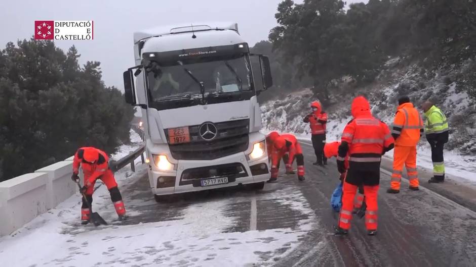 Bomberos de Castellón auxilian a un camión bloqueado por la nieve