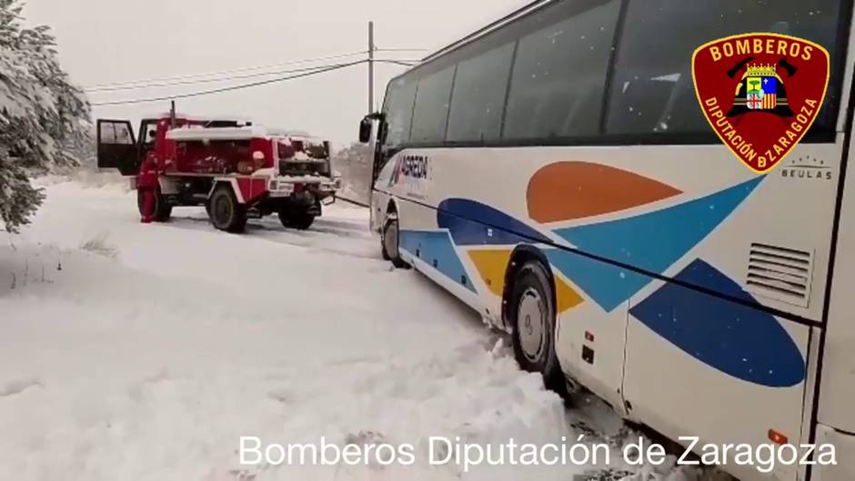 Bomberos de Diputación de Zaragoza rescatan a un autobús atrapado por temporal