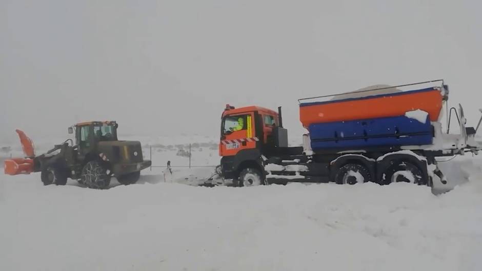 La población sale a la calle para disfrutar con la nieve de 'Filomena'