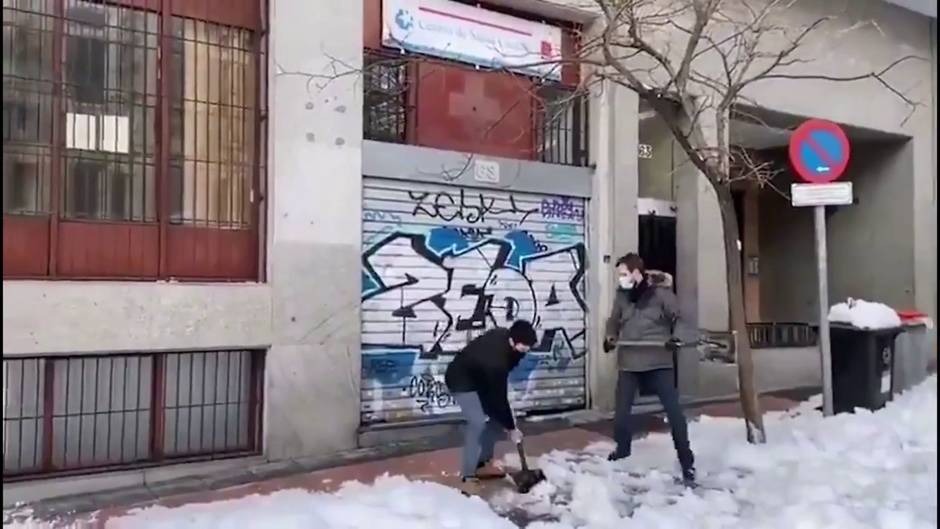 Casado retira nieve de las puertas de varios centros de salud de Madrid