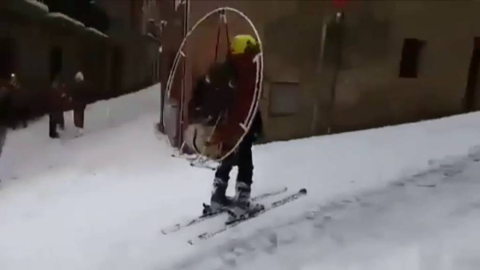 La nieve convierte Madrid en una estación de esquí