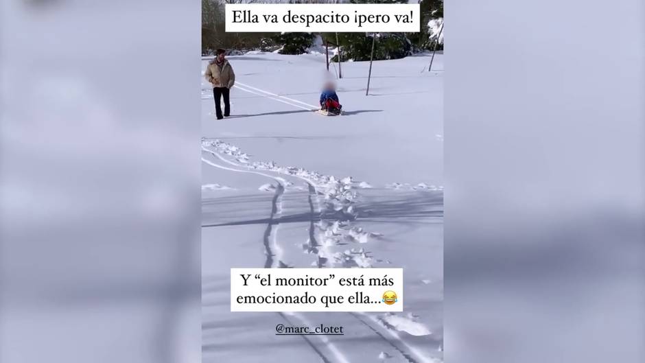 Natalia Sánchez y Marc Clotet enseñan a su hija a montar en trineo