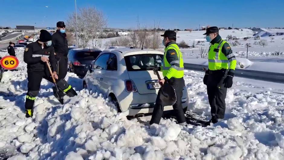 La UME trabaja sin descanso en la M40 de Madrid