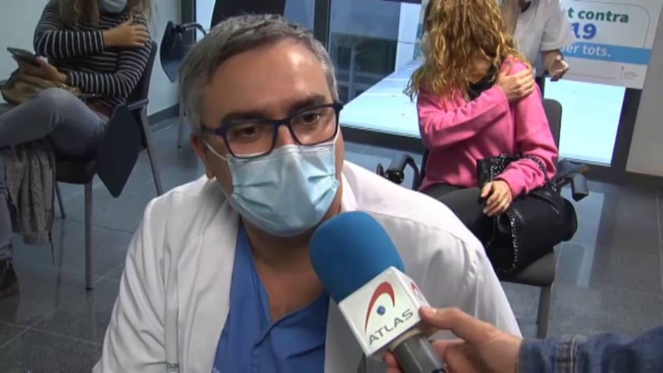 Se empieza a vacunar a sanitarios en hospitales y centros de atención primaria