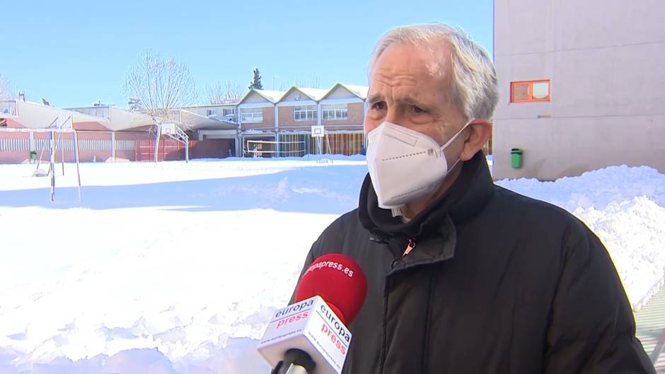 Colegio de Ciudad Lineal retira toneladas de nieve para poder volver a las aulas