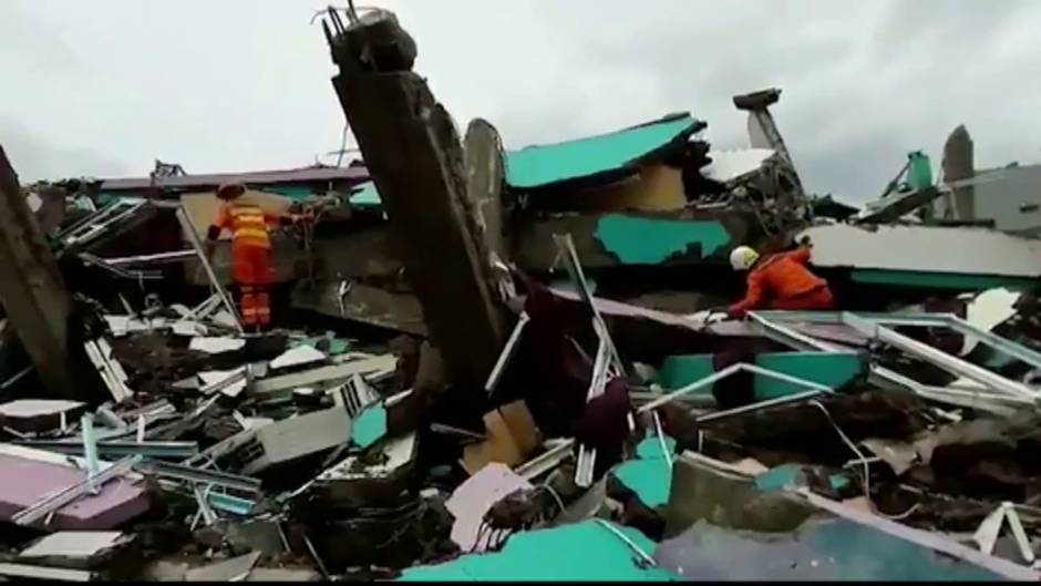 Sigue la búsqueda de supervivientes tras el terremoto de magnitud 6,2 en Indonesia