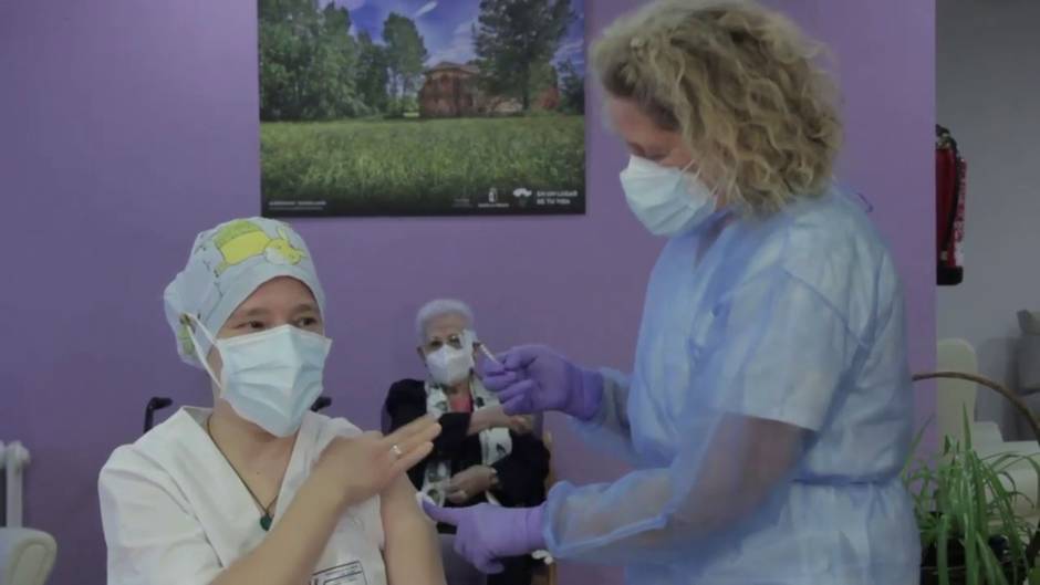 Araceli, la primera mujer vacunada en España, recibe la segunda dosis en Guadalajara