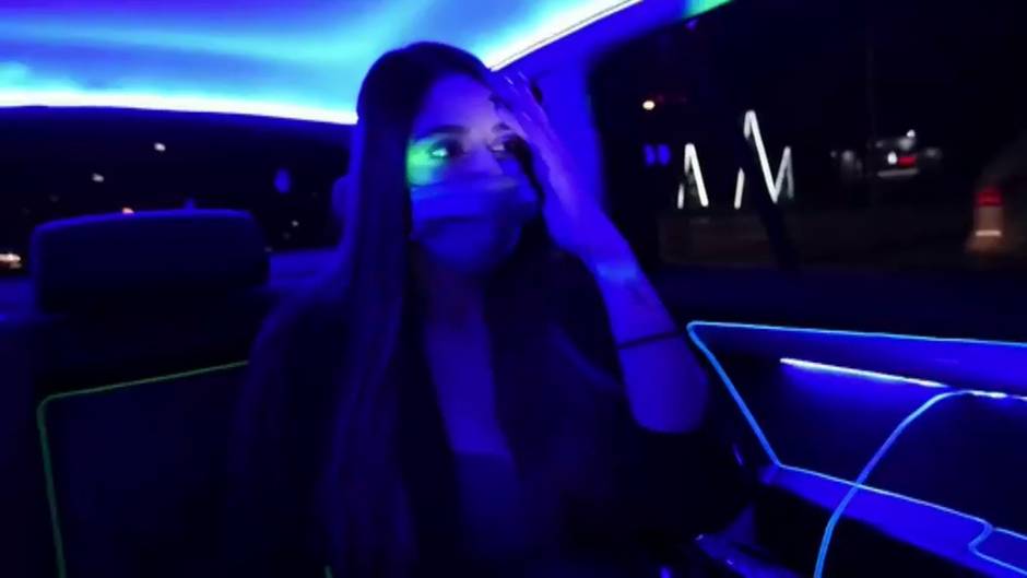 Un taxista griego convierte su coche en una discoteca