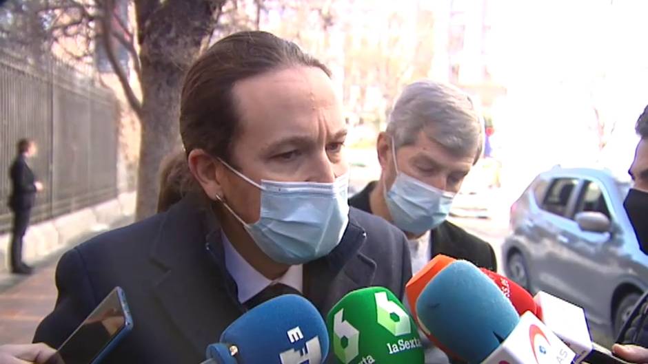 Iglesias no retira sus palabras sobre el exilio de Puigdemont pero matiza que "los contextos históricos son diferentes"