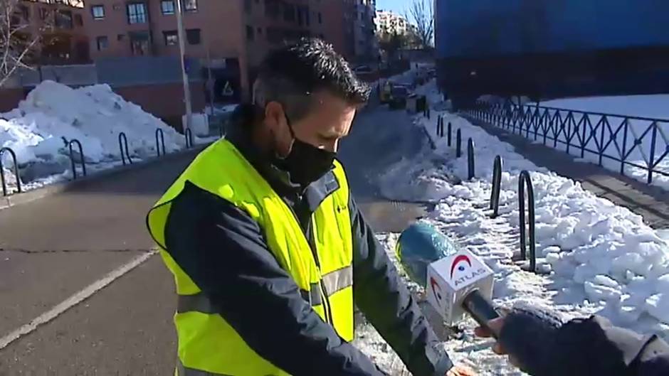 Llega la lluvia a Madrid con las alcantarillas colapsadas por el hielo y la basura