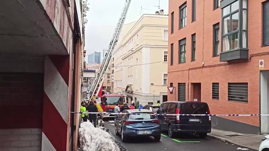 Bomberos trabajan en el incendio en una cubierta de un edificio de Tetuán