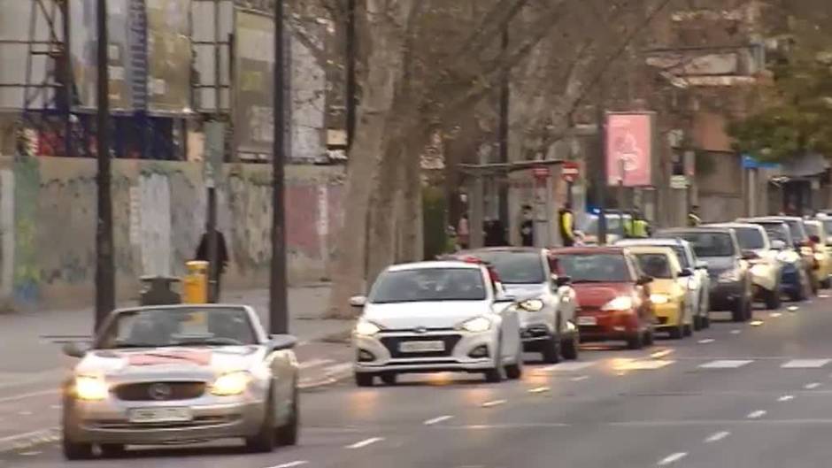 Una caravana de coches protesta en Valencia por la gestión de Peter Lim al frente del equipo che