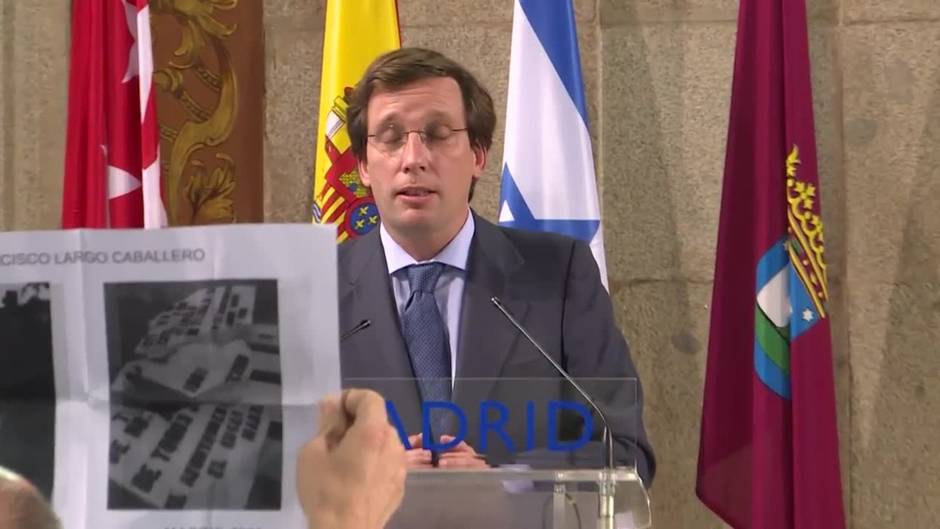 Un concejal del PSOE interrumpe un discurso de Martínez-Almeida con una imagen de Largo Caballero