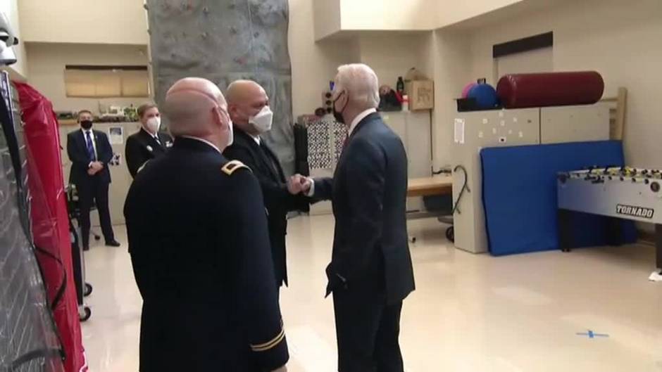 Joe Biden supervisa un centro militar de vacunación y visita a los marines heridos