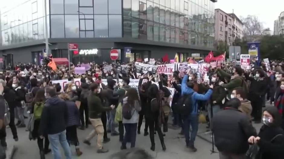 Mas de un centenar de universitarios han sido detenidos en Estambul tras un mes de protestas