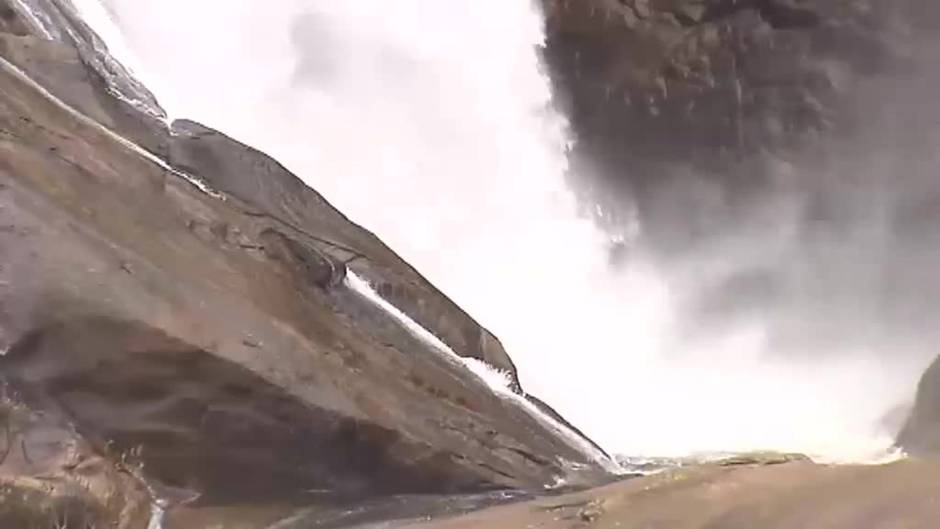 Espectacular imágen de la cascada de Ézaro (La Coruña) por las precipitaciones