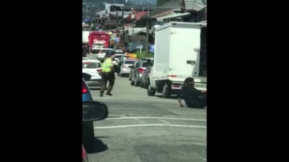 El momento en el que la policía abate a tiros al malabarista callejero de Chile