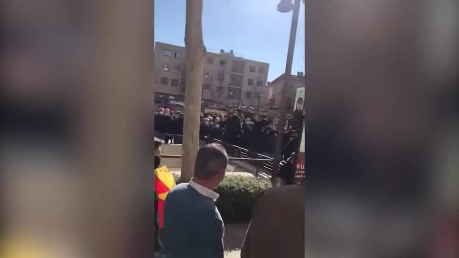 Lanzan objetos e increpan a Abascal durante una visita a Salt (Girona)