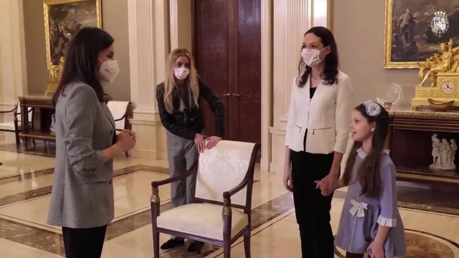 Doña Letizia reaparece con look de estreno