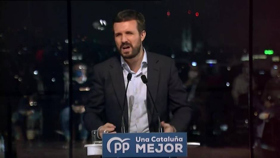 Casado dice que Vox quiere sacar a España de la Constitución como Puigdemont