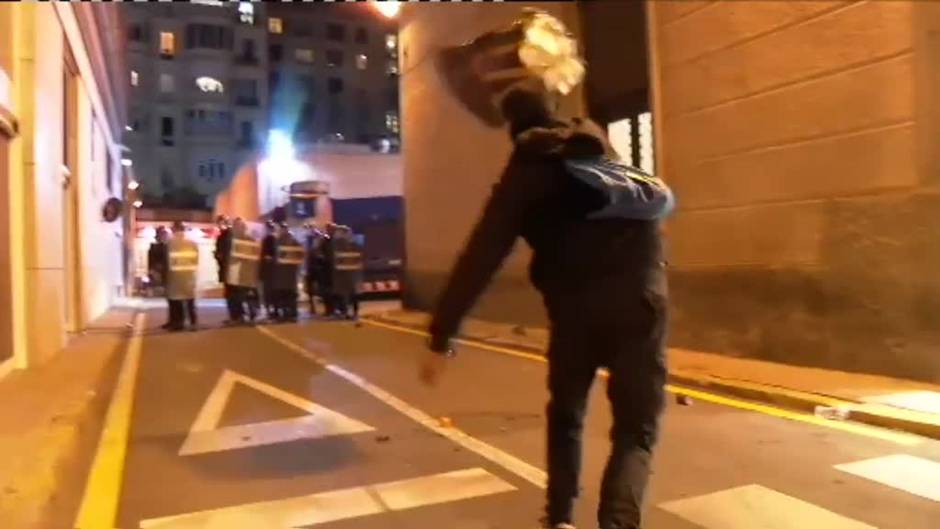 Noche de violentos disturbios en Cataluña por el encarcelamiento del rapero Hasél