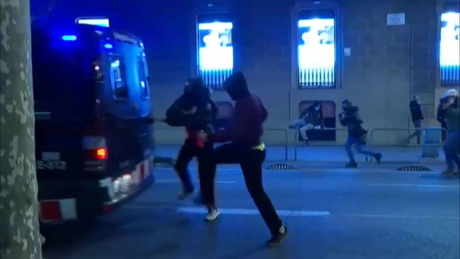 Segunda noche de disturbios en Cataluña por el encarcelamiento de Pablo Hasél