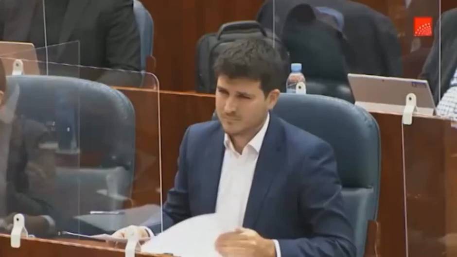 Ayuso muestra un adoquín en la Asamblea: "Esto han tirado a Fuerzas y Cuerpos de Seguridad"