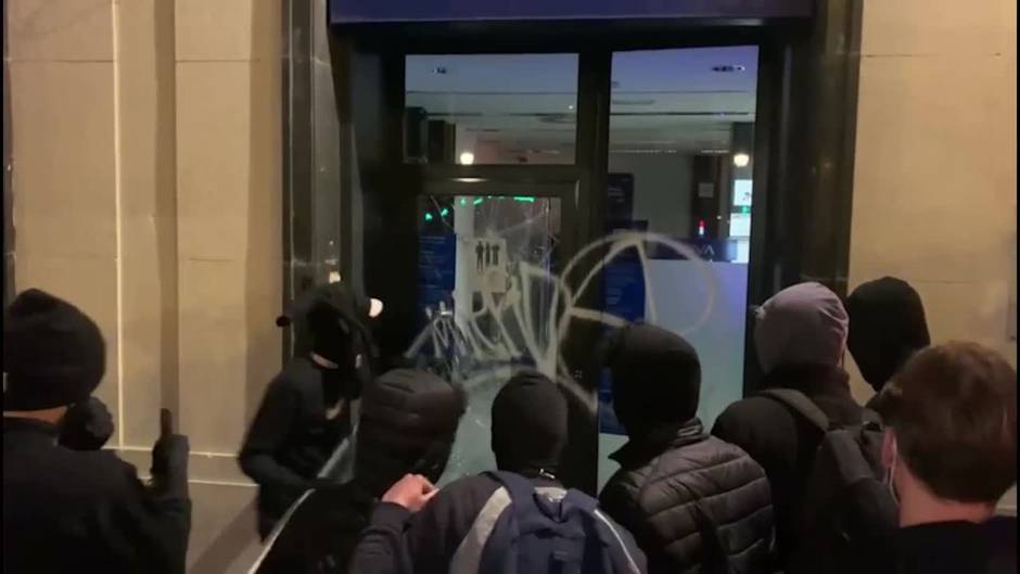 Manifestantes asaltan la oficina de un banco en Barcelona