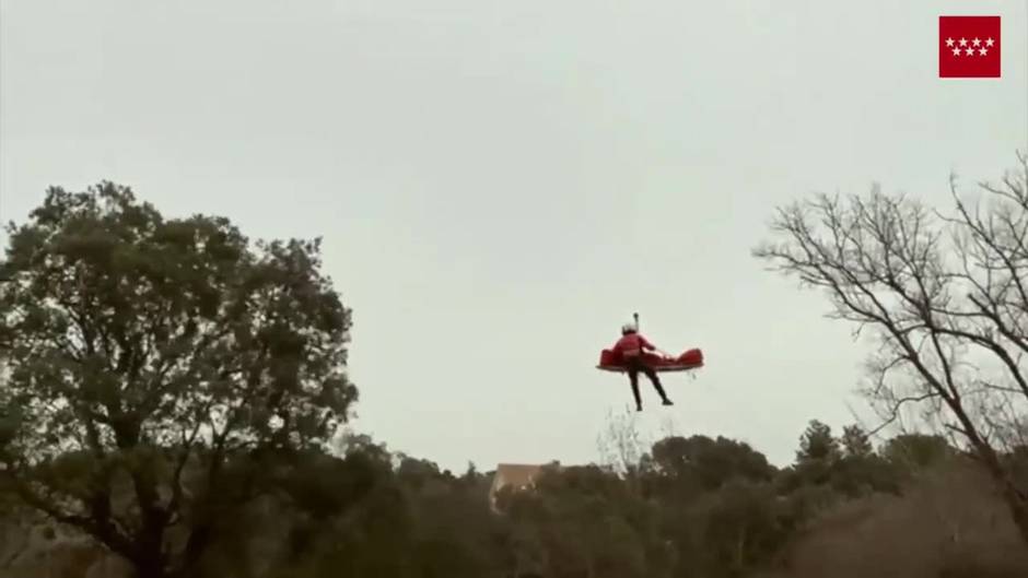 Bomberos de la Comunidad de Madrid rescatan a una ciclista accidentada