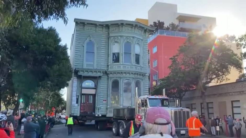 Una casa centenaria se muda de calle en la ciudad de San Francisco.