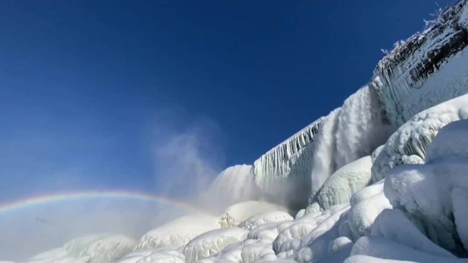 Las cataratas del Niágara se cubren de una manto blanco helado.