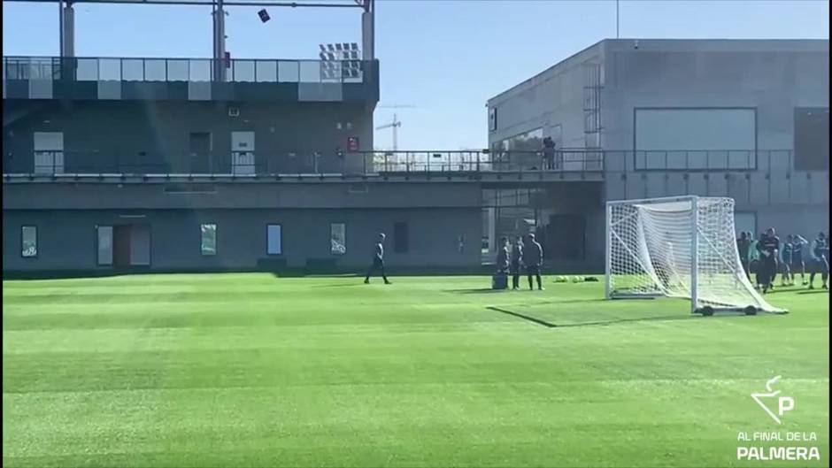 Víctor Ruiz no inicia el primer entrenamiento de la semana en el Betis