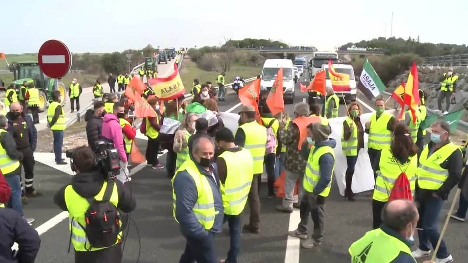 Tabaqueros cortan la A-5 en rechazo a pérdida de ayudas en la PAC