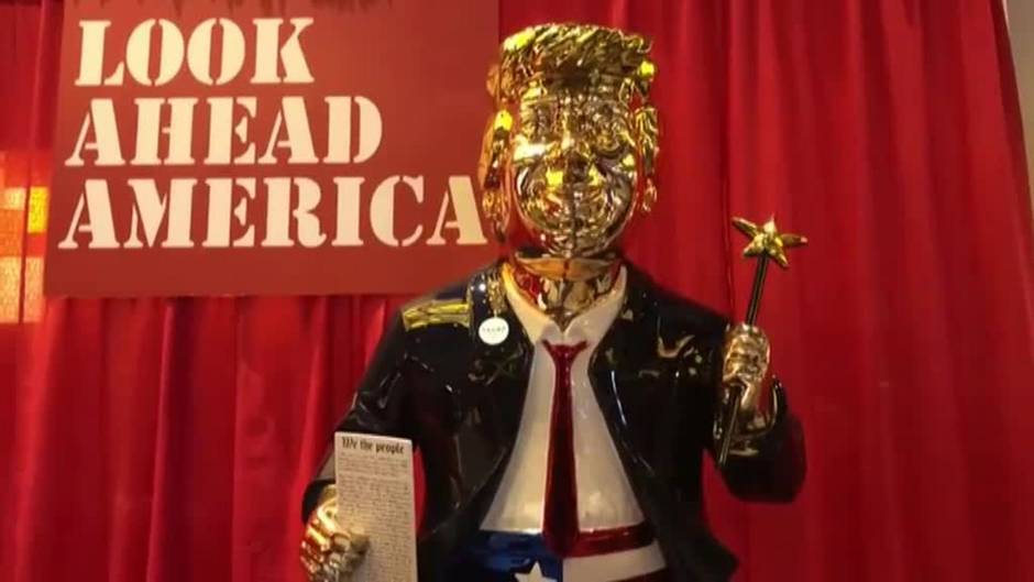 Una estatua dorada de Donald Trump se convierte en protagonista en una Convención conservadora en EEUU