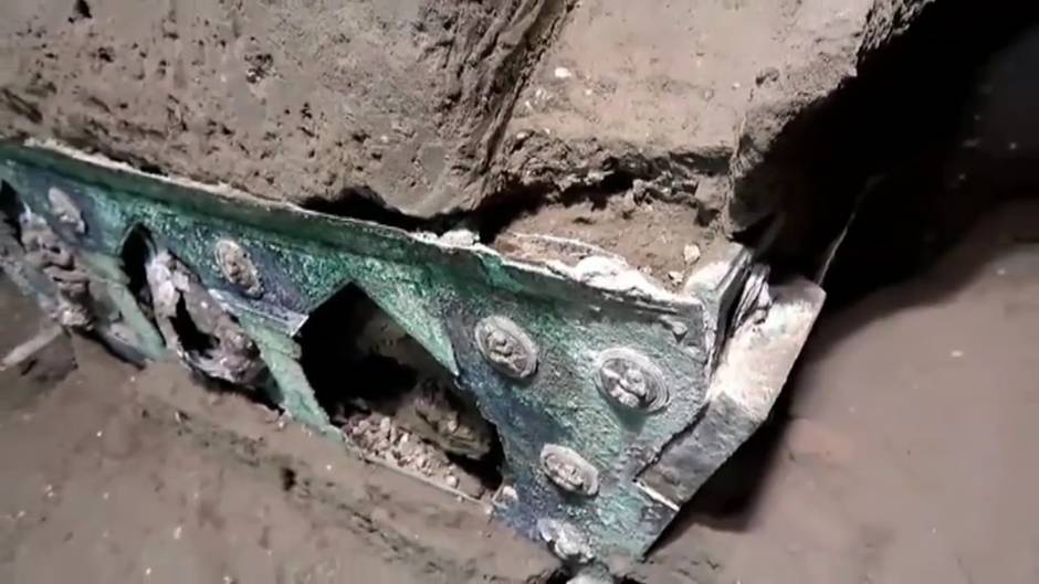 Los arqueólogos hallan en Pompeya una carroza ceremonial romana casi intacta