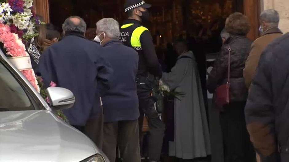 Los vecinos de Alcalá la Real despiden a su sacristán, asesinado a las puertas de la iglesia