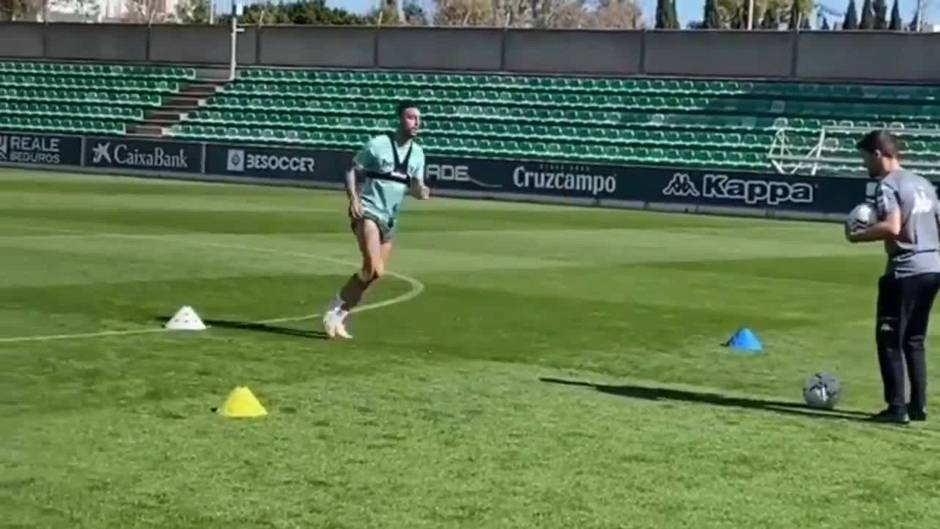 El centrocampista del Betis Camarasa ya toca balón