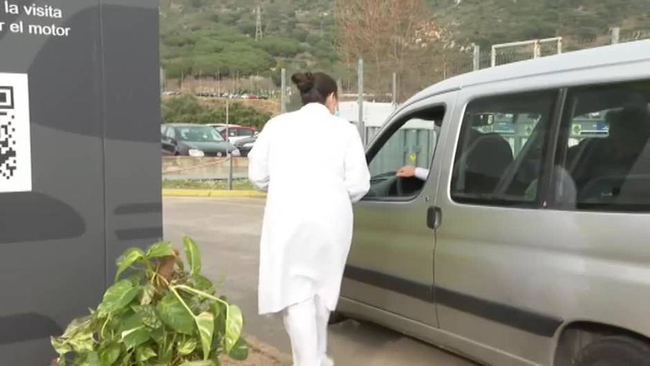 En el hospital Can Ruti de Badalona pasan consulta desde el coche sin necesidad de entrar en el hospital