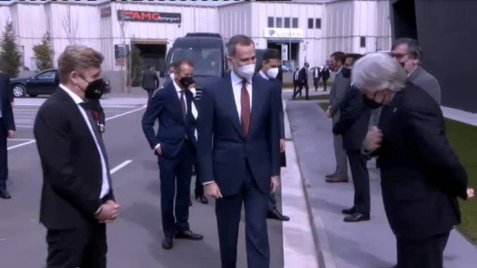 El rey, junto a Pedro Sánchez, visita la fábrica de Seat en Martorell con motivo de su 70 aniversario