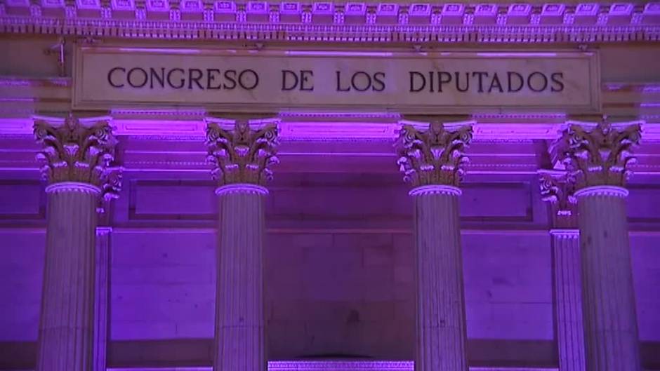 La fachada del Congreso de los Diputados se ilumina de violeta por el 8M