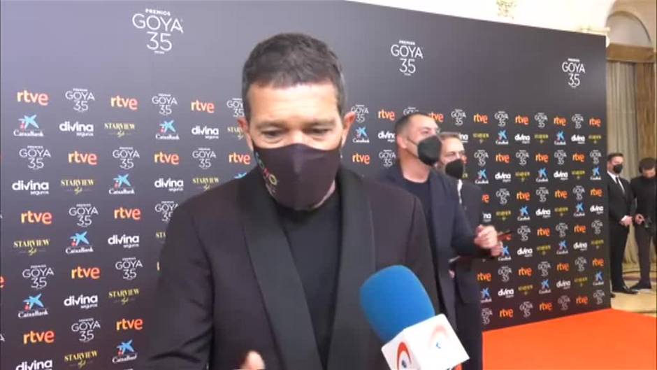 Banderas reivindica en la alfombra de los Goya el papel terapéutico del cine en pandemia