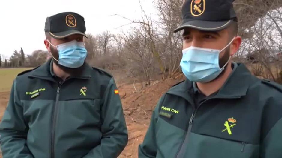 Un hombre rescatado de un pozo se reencuentra con los guardias civiles que le salvaron